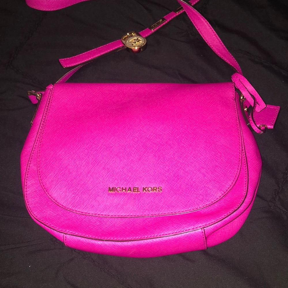 Authentic beautiful hot pink cross body Micheal Kors purse.